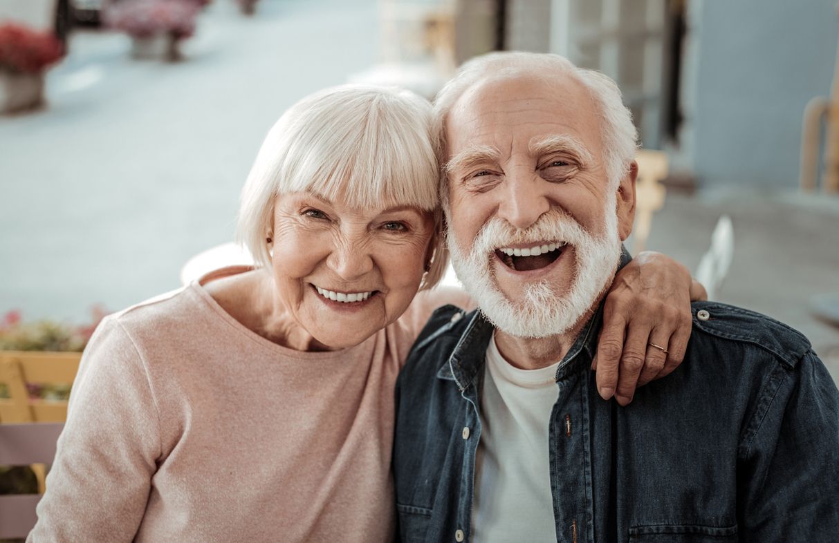 Ältere Frau und ein älterer Mann lachen